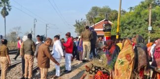 ट्रेन की चपेट में आने से मां की मौत, बेटी गंभीर रूप से घायल
