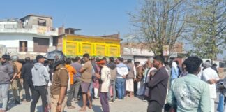 ट्रक के चपेट में आने से युवक की मौत, ग्रामीणों ने सड़क किया जाम