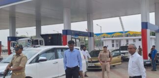 Chandauli news पेट्रोल-डीजल को लेकर प्रशासन अलर्ट: एडीएम-एएसपी ने पेट्रोल पंपों का किया निरीक्षण, अफवाहों से बचने की अपील