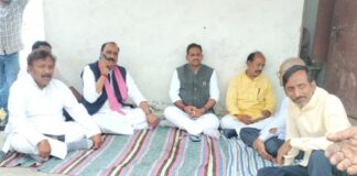 दस दिनों से दर्जन गांवों की पेयजल आपूर्ति ठप होने से मचा हाहाकार: व्यापारियों के साथ विधायक ने दिया धरना, एसडीएम के आश्वासन पर समाप्त हुआ धरना