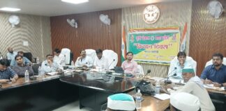 सरकारी योजनाओं का लाभ अंतिम पायदान पर खड़े किसान तक बिना किसी बाधा के पहुँचे: जिलाधिकारी