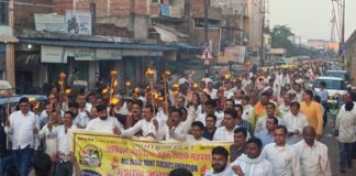 टीईटी अनिवार्यता के विरोध में चंदौली में शिक्षकों का मशाल जुलूस