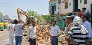 Chandauli news- हाइवे निर्माण के लिये खड़ेहरा में चला बुल्डोजर, कई मकान ध्वस्त