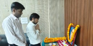 Chandauli news- जिलाधिकारी ने बाबा साहब के चित्र पर माल्यार्पण एवं पुष्प अर्पित कर किया नमन