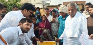 Chandauli news- आंधी-तूफान से उजड़े परिवारों के मृतकों के परिजनों को चार-चार लाख रुपये की आर्थिक सहायता