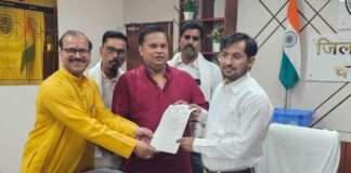 Chandauli news- सकलडीहा व्यापार मंडल ने मुआवजा के लिये जिलाधिकारी को सौपा पत्रक