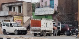 Chandauli news- सड़क पर आड़े तिरछे खड़ी वाहन दुर्घटना को दे रहा दावत