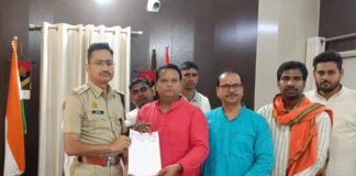 Chandauli news- भारी वाहनों पर रोक लगाने के लिये सकलडीहा व्यापार मंडल ने एसपी सौपा पत्रक