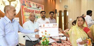 Chandauli news- आई टी आई रेवसा परिसर में विकास प्रदर्शनी के दौरान लाभार्थियों को प्रमाण पत्र वितरित