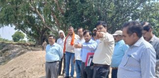 Chandauli news- गुरैनी पंप कैनाल के पास गंगा कटान रोकने के चल रहे कार्यों का जिलाधिकारी ने किया निरीक्षण