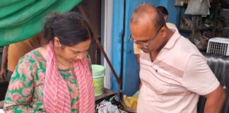 Chandauli news- खाद दुकानों पर एसडीएम की छापेमारी, स्टॉक रजिस्टर खंगालते ही मची खलबली