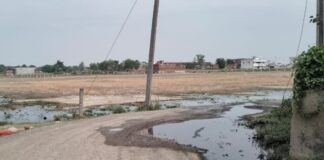 Chandauli news- ताजपुर में स्वच्छता व्यवस्था फेल! सड़क पर नाबदान का पानी, ग्रामीणों में आक्रोश