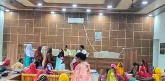 Chandauli news- सामुदायिक शौचालयों में लापरवाही बर्दाश्त नहीं, केयर टेकरों पर होगी सख्त कार्रवाई: एडीओ पंचायत