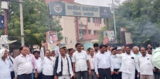 Chandauli news- लिपिक के खिलाफ लामबंद हुए अधिवक्ता, तहसील गेट पर किया प्रदर्शन सौंपा पत्रक