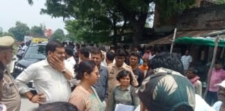 Chandauli news- कुचमन में आरओबी को लेकर किसानों का विरोध, चार गुना मुआवजे की मांग