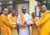 Chandauli news- साप्ताहिक यज्ञ में उमड़ी आस्था, डॉ. विनय तिवारी ने गायत्री परिजनों को दिया निःशुल्क अयोध्या दर्शन का उपहार
