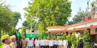 Chandauli news- देशभक्ति के रंग में सराबोर हुआ कलेक्ट्रेट, डीएम ने किया सेनानियों के परिजनों का सम्मान