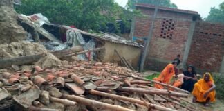 Chandauli news- बारिश में भरभराकर गिरा कच्चा मकान, बाल-बाल बचे परिजन