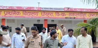 Chandauli news- डीएम-एसपी ने विद्यालयों की व्यवस्थाओं को परखा, छात्राओं की सुरक्षा और शिक्षा पर दिया जोर