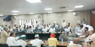 Chandauli news- किसानों की समस्याओं पर भड़के जिलाधिकारी, लापरवाह अभियंता को लगाई फटकार