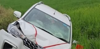 Chandauli news- अनियंत्रित कार बिजली के खंभे से टकराई, चालक घायल