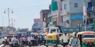 Chandauli news- गड्ढों से मिली राहत! सड़क मरम्मत शुरू होते ही सकलडीहा-अलीनगर तिराहे पर लगा भीषण जाम