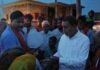 Chandauli news- बाढ़ पीड़ितों के बीच पहुंचे कृष्णानंद पाण्डेय, चिरमूली में बांटी राहत सामग्री
