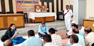 Chandauli news- जमीन पर बैठकर एसडीएम ने की गांधी-शास्त्री के विचारों पर चर्चा, दिया बड़ा संदेश