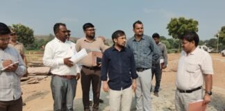 Chandauli news- विद्यालय निर्माण में खामियां देख भड़के जिलाधिकारी, कार्यदायी संस्था को सख्त चेतावनी