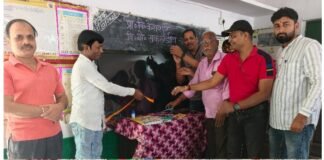 Chandauli news- दूसरे प्रदेश में प्रधानाचार्य, लेकिन अपने गांव के बच्चों की चिंता! सरोज श्रीवास्तव ने विद्यालय को भेंट किया स्मार्ट टीवी