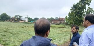 Chandauli news- चक्रवाती तूफान का कहर: प्रभावित क्षेत्रों में पहुंचे डीएम, अधिकारियों को दी सख्त हिदायत