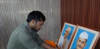 Chandauli news- जिलाधिकारी ने गांधी-शास्त्री को किया नमन, बोले—ईमानदारी और पारदर्शिता ही सच्ची श्रद्धांजलि