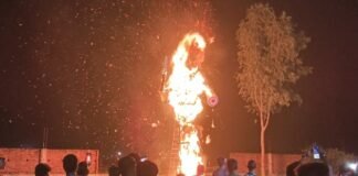 Chandauli news- सकलडीहा में विजयादशमी की धूम: 40 फुट ऊंचे रावण के पुतले का दहन, गरबा-डांडिया ने मोहा मन