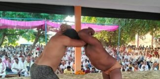 Chandauli news- कमालपुर में कुश्ती दंगल में पहलवानों ने दिखाया दमखम, 25 हजार की कुश्ती बराबरी पर छूटी